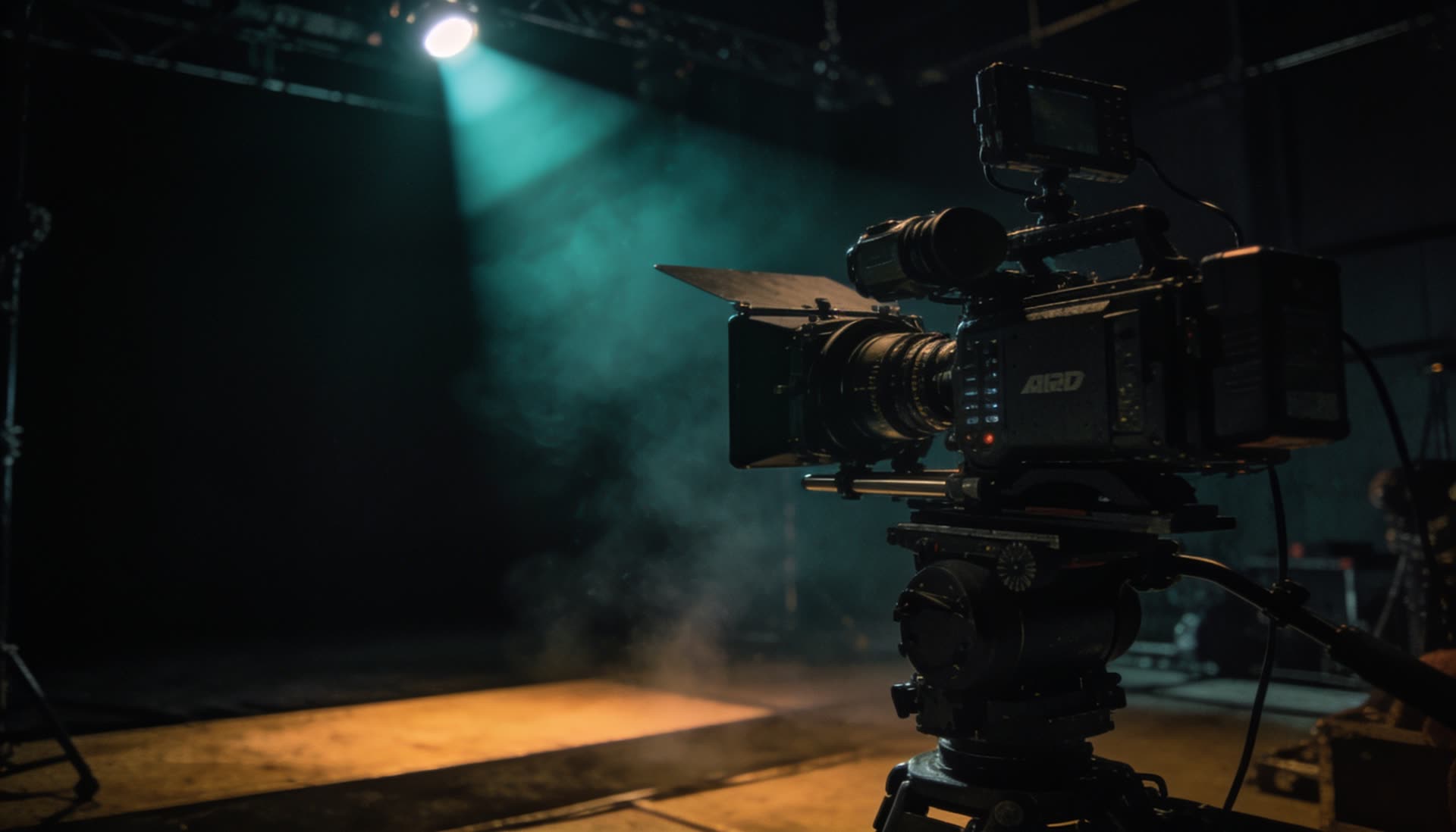 Cámara de cine profesional en un set oscuro con luz dramática